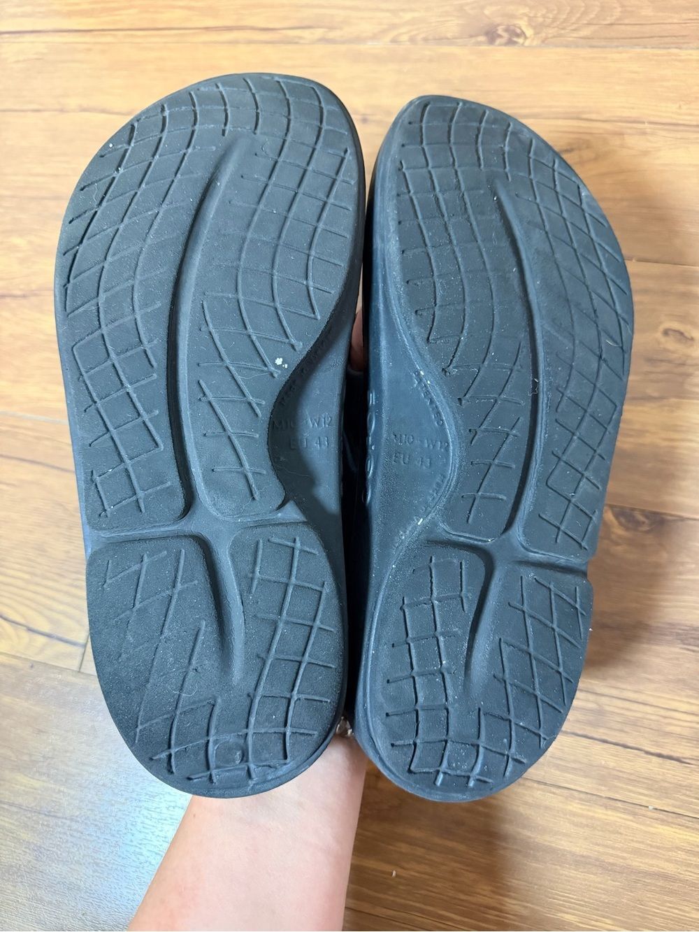 OOFOS Flip Flop Sandals Mens 10 Womens 12 Black Gray Comfort Recovery - Picture 8 of 9